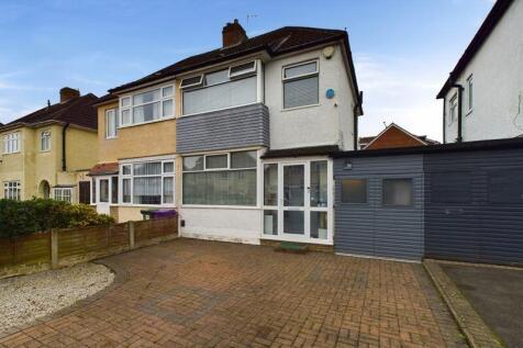 Burland Avenue, Claregate... 3 bed semi