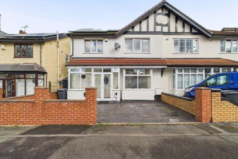 Copthorne Road, Penn Fields... 3 bed semi