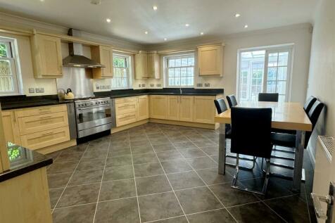 5 bedroom semi-detached house for sale