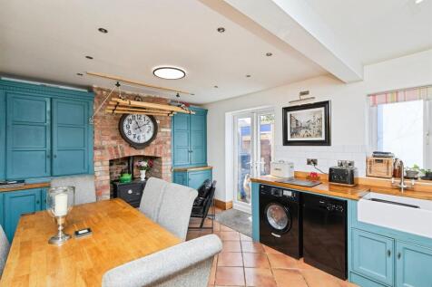 2 bedroom semi-detached house for sale