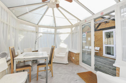 Colnbrook 6 bed detached house for sale