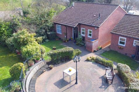 South Drive, Cuffley, Potters Bar 2 bed detached bungalow for sale
