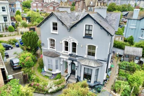 5 bedroom semi-detached house for sale
