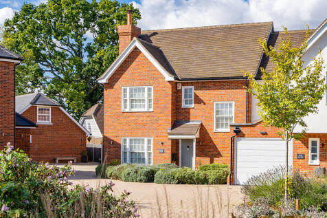 Causeway End, Felsted 3 bed link detached house for sale