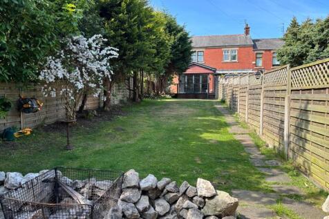 Half Acre Road, Greater Manchester OL11 4 bed semi