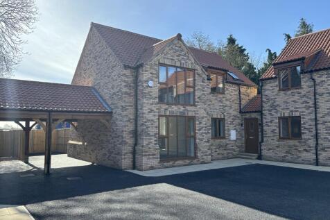 3 bedroom link detached house for sale