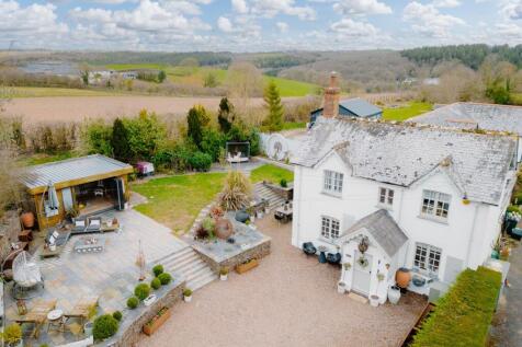 3 bedroom link detached house for sale