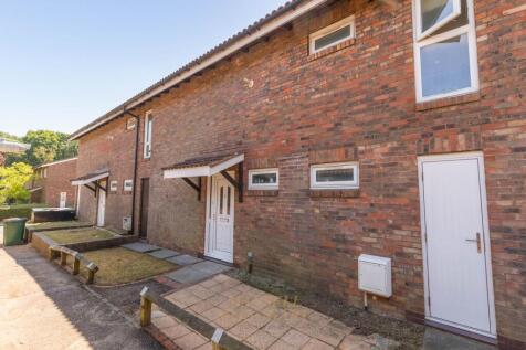 Iveagh Close, Crawley RH11 3 bed terraced house for sale