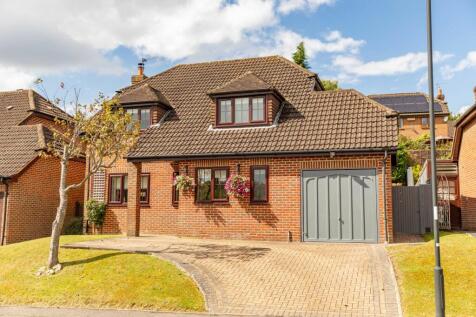 Edrich Road, Crawley RH11 4 bed detached house for sale