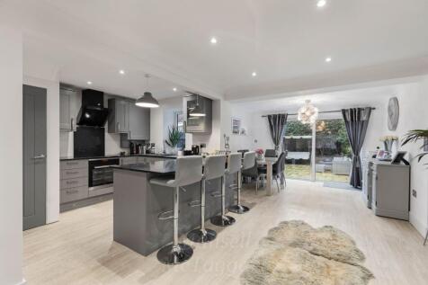Tennyson Close, Crawley RH10 3 bed semi