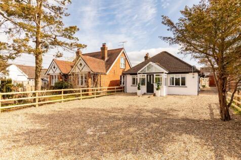 North Road, Crawley RH10 3 bed detached bungalow for sale