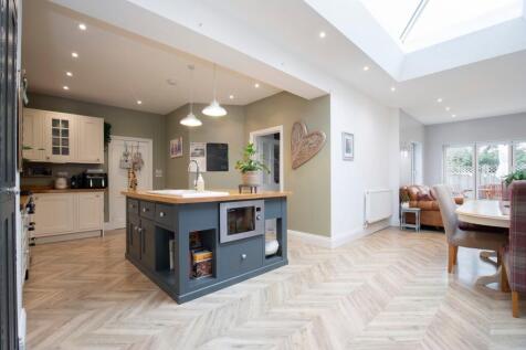 4 bedroom detached bungalow for sale