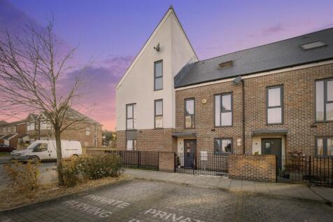 3 bedroom terraced house for sale