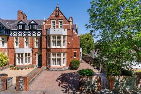 6 bedroom semi-detached house for sale