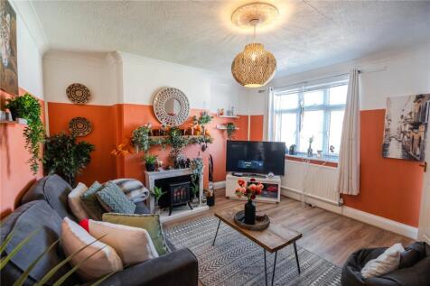 Fairway, Waltham, Grimsby... 3 bed semi