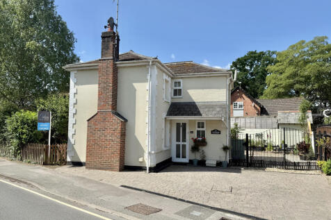 Station Road, West Moors, Dorset, BH22 3 bed cottage for sale