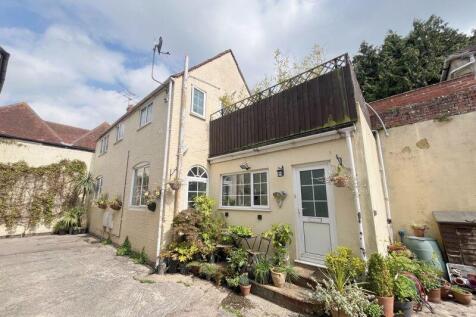 North Row, Warminster 2 bed coach house for sale