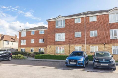 Patricia Close, Slough 2 bed apartment for sale