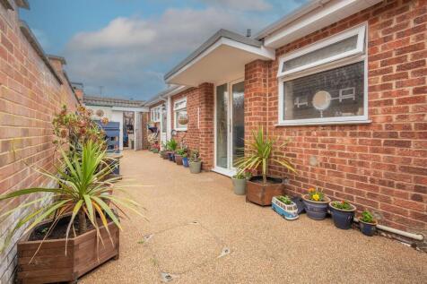 2 bedroom detached bungalow for sale