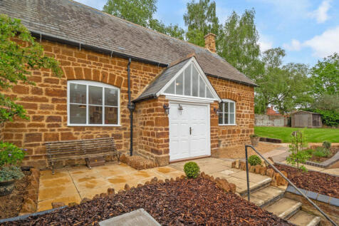 71 High Street, Finedon, NN9 2 bed detached house for sale
