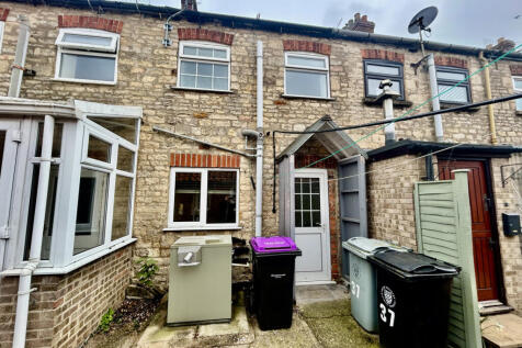 High Street, Corby Glen, NG33 2 bed terraced house for sale