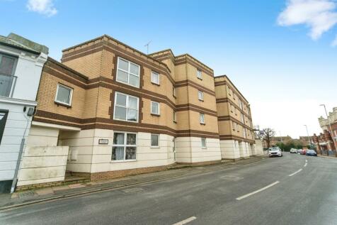 1 bedroom ground floor flat for sale