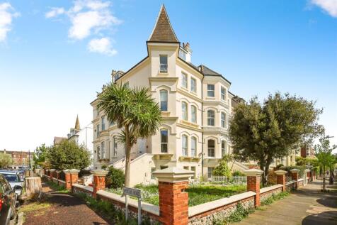 3 bedroom ground floor flat for sale