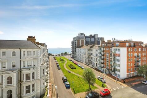 3 bedroom flat for sale