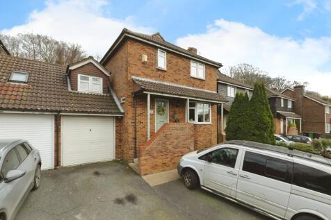 4 bedroom link detached house for sale