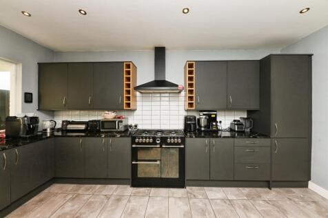 4 bedroom terraced house for sale