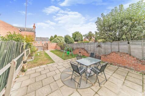 5 bedroom terraced house for sale