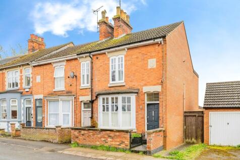 4 bedroom end of terrace house for sale