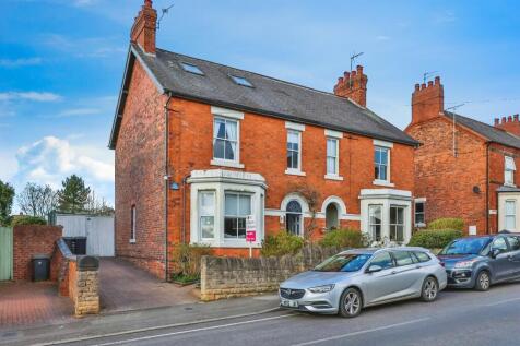 4 bedroom semi-detached house for sale