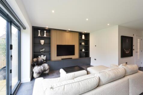 3 bedroom link detached house for sale