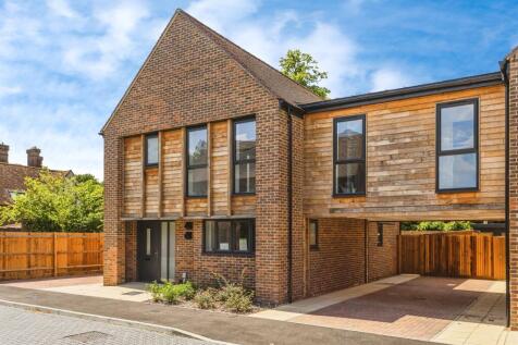 3 bedroom link detached house for sale