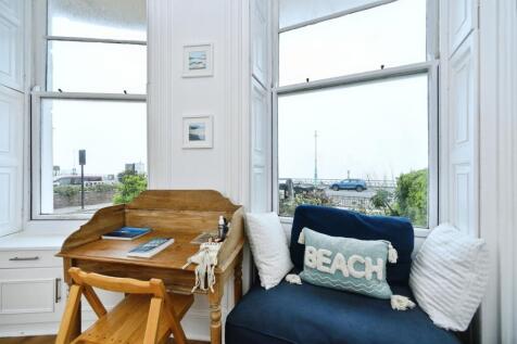 Studio flat for sale