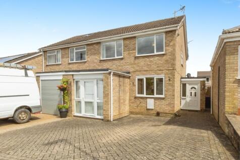 3 bedroom semi-detached house for sale