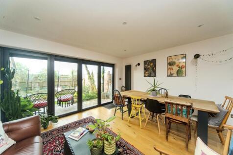 3 bedroom town house for sale