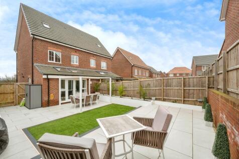3 bedroom semi-detached house for sale