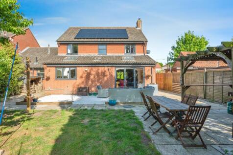 4 bedroom detached house for sale