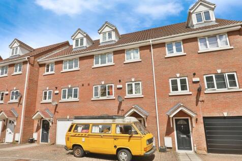 4 bedroom town house for sale