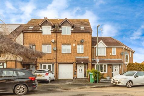 3 bedroom town house for sale