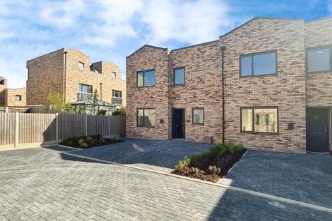 4 bedroom semi-detached house for sale