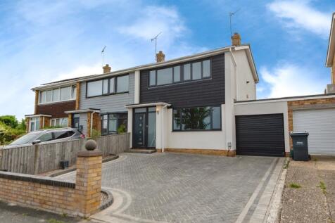 4 bedroom end of terrace house for sale