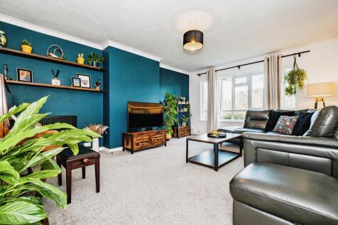 2 bedroom maisonette for sale
