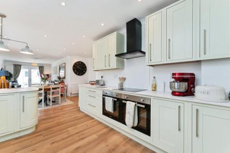 4 bedroom detached bungalow for sale