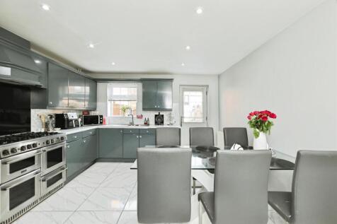 4 bedroom town house for sale