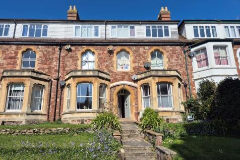 1 bedroom ground floor flat for sale
