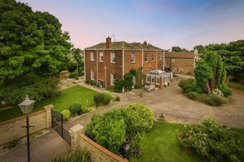 6 bedroom detached house for sale
