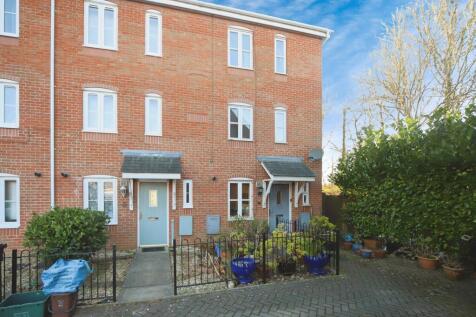 4 bedroom end of terrace house for sale